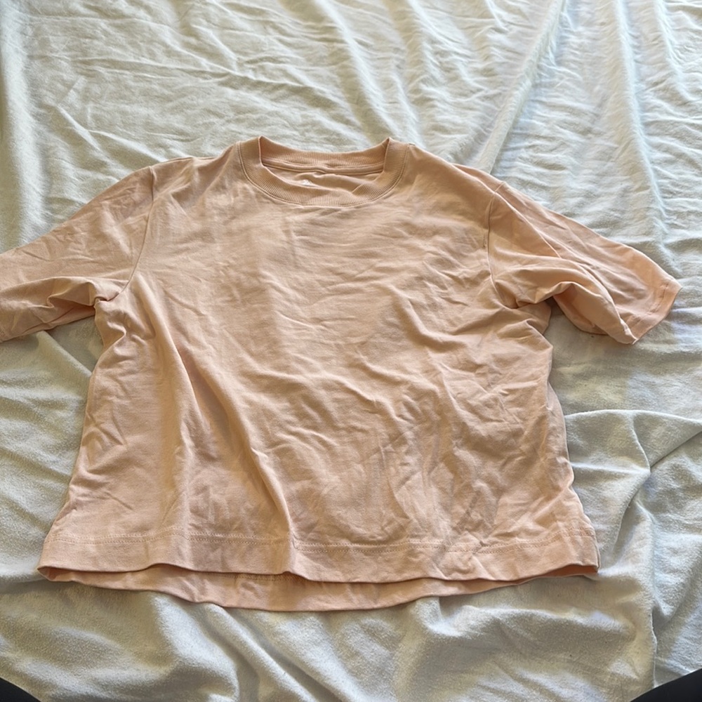 Women’s cropped workout tee